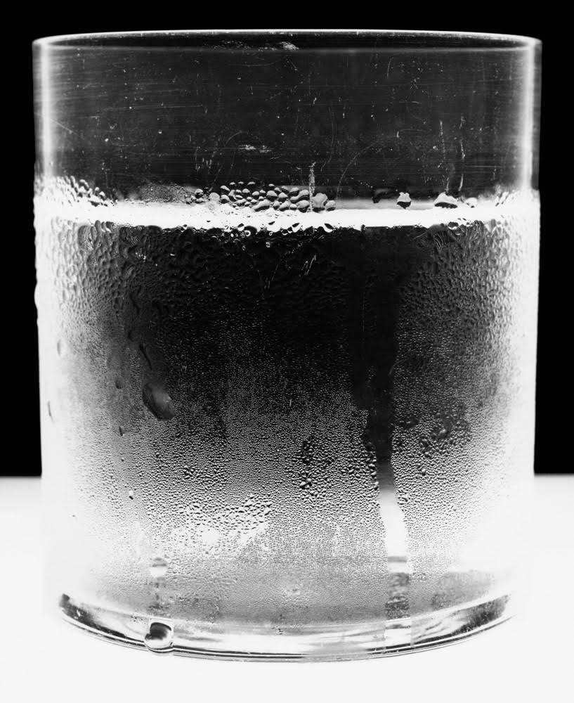 Твердая взвесь в воздухе. Стакан воды. Стакан холодной воды. Запотевший стакан с водой. Замороженная вода в стакане.